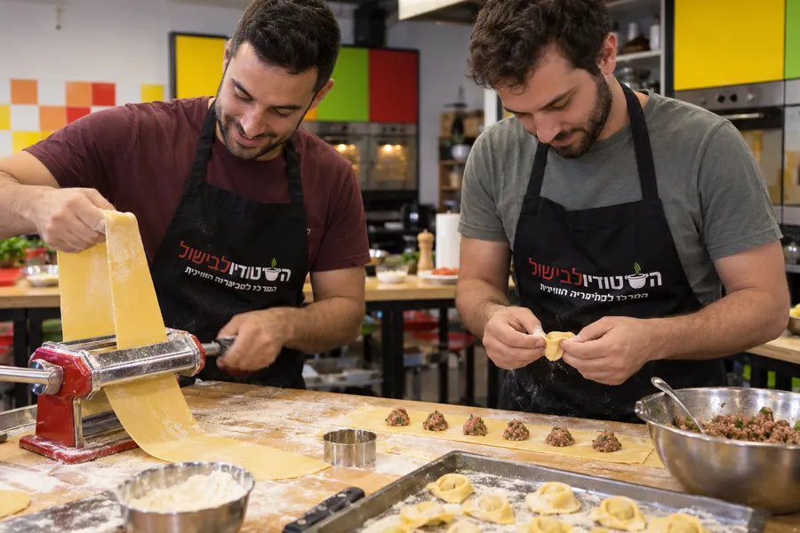 מגלגלים בצק במכונת פסטה וממלאים רביולי