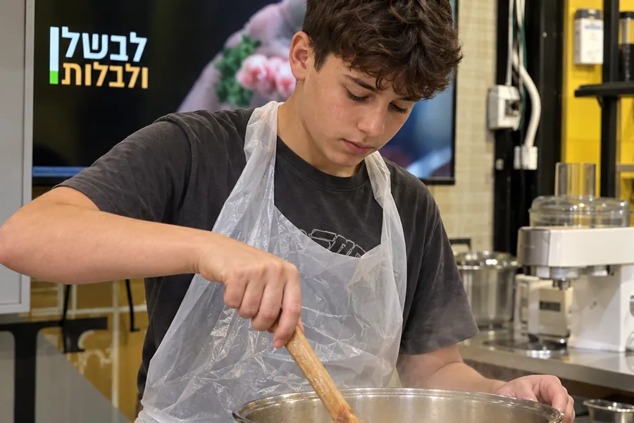 מערבבים בקערה, בכף עץ