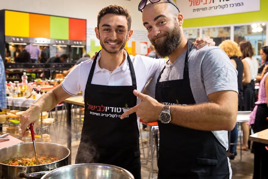 שני חברים על הכיריים