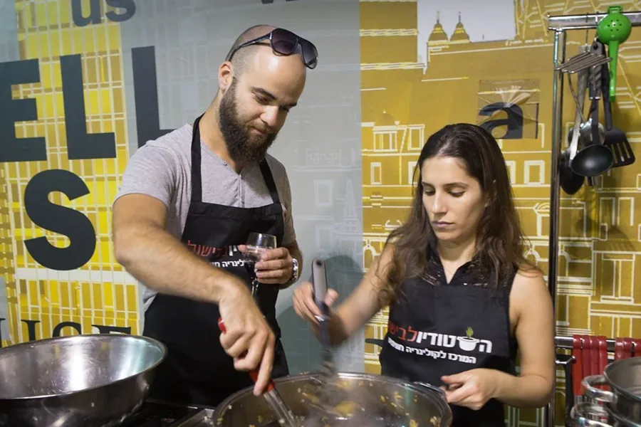זוג בעמדת עבודה מאובזרת